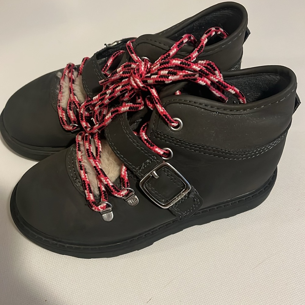 Toddler Carter’s boots - Picture 2 of 4